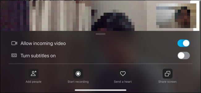 As reticências são opções de menu em uma chamada de vídeo móvel do Skype.