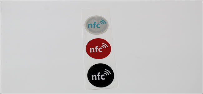 Três etiquetas NFC em uma tira de papel.