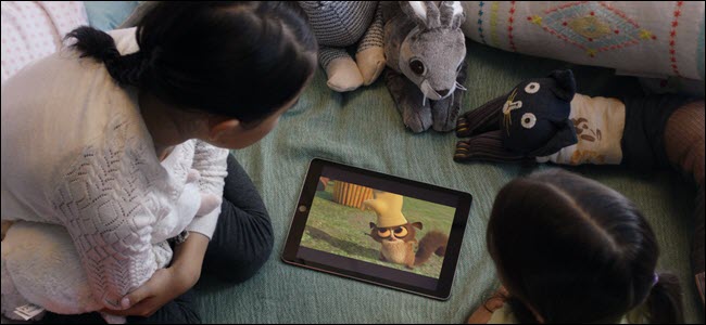 Crianças assistindo a um filme em um iPad.
