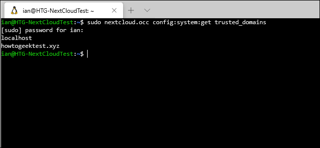 O comando "sudo nextcloud.occ config: system: get trusted_domains" em uma janela de terminal.