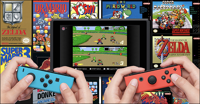 Dois pares de mãos segurando interruptores Nintendo jogando "Mario Kart" com outros jogos Nintendo NES atrás da tela.