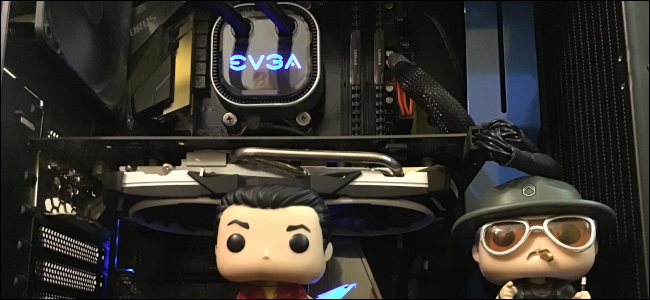 O interior de um PC de mesa com dois bonecos Funko Pop dentro do gabinete.