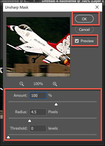 A caixa de opções de filtro Unsharp Mask no Photoshop, com vários controles deslizantes de opção.  Pressione OK para salvar.