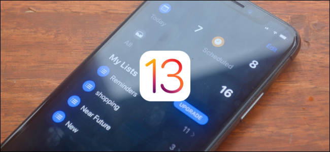 Aplicativo de lembretes no modo escuro com logotipo do iOS 13 na parte superior