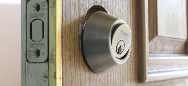 O conjunto da chave de uma fechadura, ligeiramente inclinado para fora da porta.