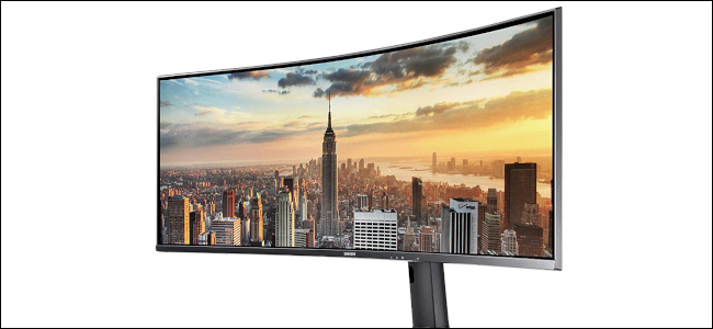 Um monitor ultralargo Samsung de 43 polegadas mostrando uma cena do horizonte de Nova York ao pôr do sol.