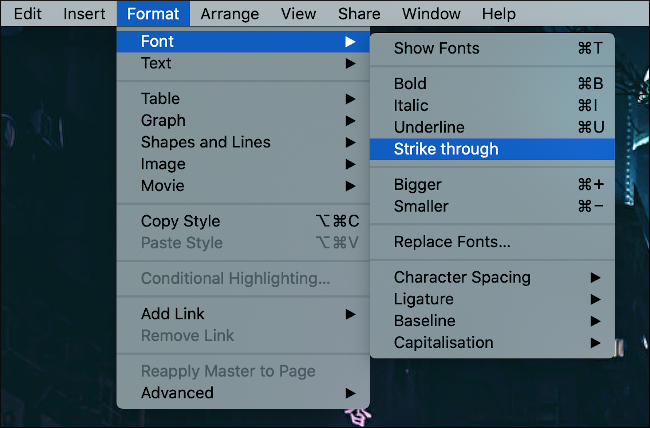 A opção "Tachado" selecionada no menu Formatar> Fonte.