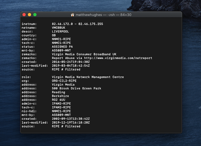 Os resultados do comando "whois" em uma janela de terminal.