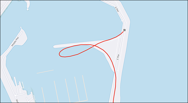 Um mapa GPS mostrando uma rota de corrida que vai para o oceano. 