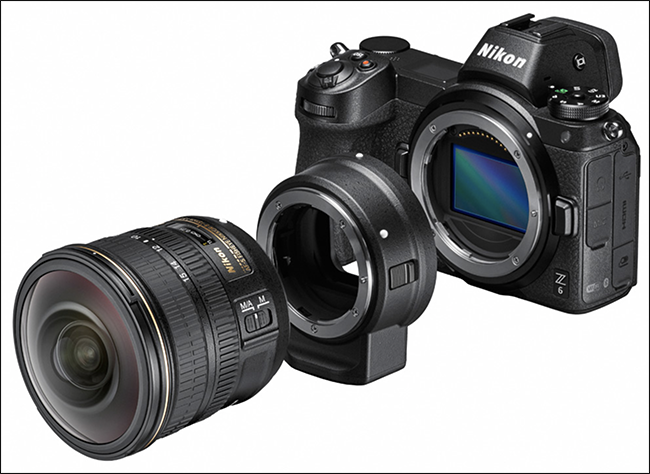Uma câmera Nikon, adaptador FTZ e lente.