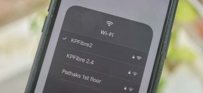 Selecionando uma rede Wi-Fi diferente no pop-up da Central de Controle do iPhone no iOS 13