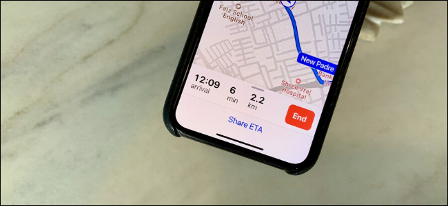 Botão Compartilhar ETA mostrado durante a navegação no iPhone no aplicativo de mapas