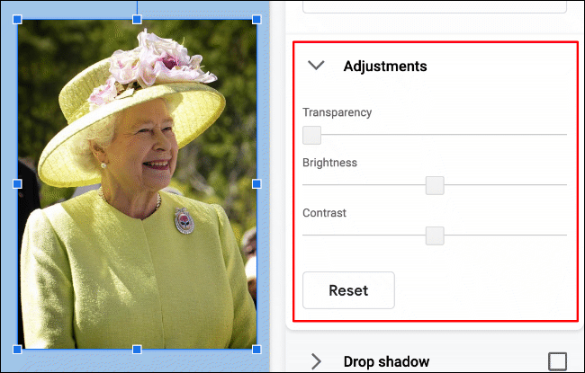 Para alterar o brilho, contraste ou transparência de uma imagem no Apresentações Google, clique em Formatar> Opções de formato> Ajustes