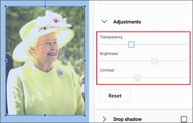 Um exemplo de imagem da Rainha Elizabeth II no Apresentações Google, com níveis personalizados de transparência, contraste e brilho aplicados