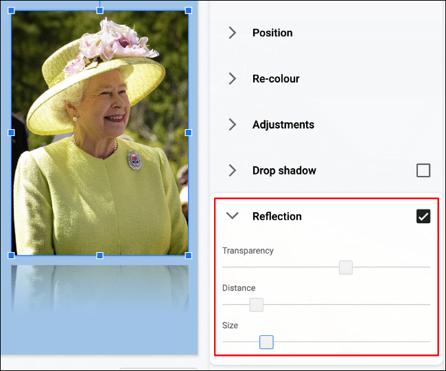 Uma imagem da Rainha Elizabeth II no Apresentações Google, com efeito de reflexo aplicado e configurações modificadas
