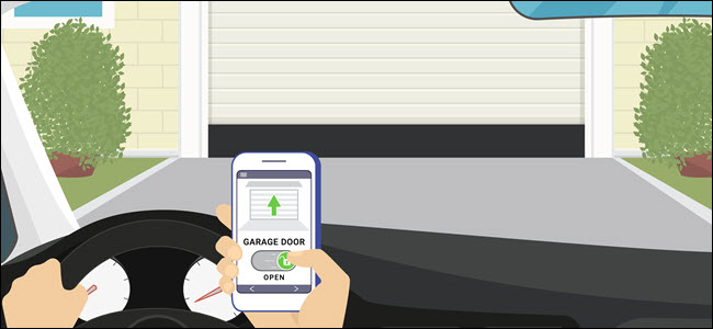 A mão de uma pessoa em um carro abrindo a porta da garagem com seu telefone.