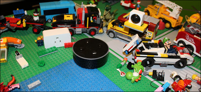 Um plugue inteligente, sensor de infravermelho e eco no meio de blocos de Lego e outros brinquedos.