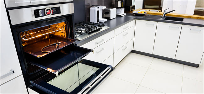 Cozinha moderna e luxuosa em preto e branco de alta definição, design de interiores simples, foco no forno com porta aberta