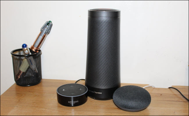 Um Amazon Echo, Google Home Mini e Harmon Kardon Invoke (alto-falante Cortana)