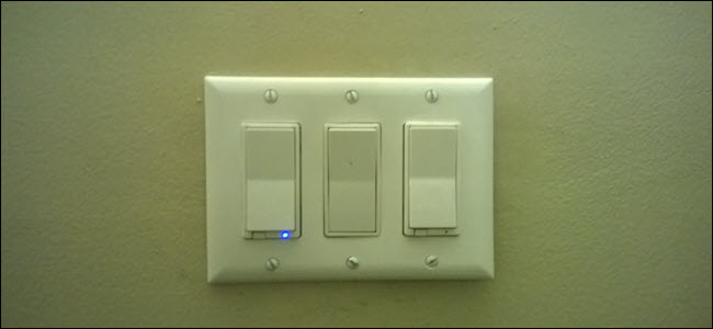 Três interruptores de luz, um com uma luz azul revelando que é inteligente.