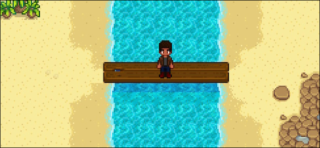 Um personagem sentado em uma ponte em Tide Pool Beach em "Stardew Valley". 