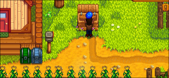 Um personagem carregando uma caixa de envio de mirtilo em "Stardew Valley".