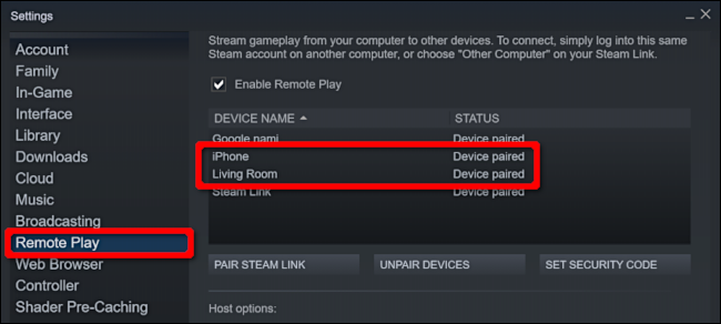 O menu "Remote Play" mostrando um "iPhone" e uma "Sala de estar" Apple TV emparelhados.