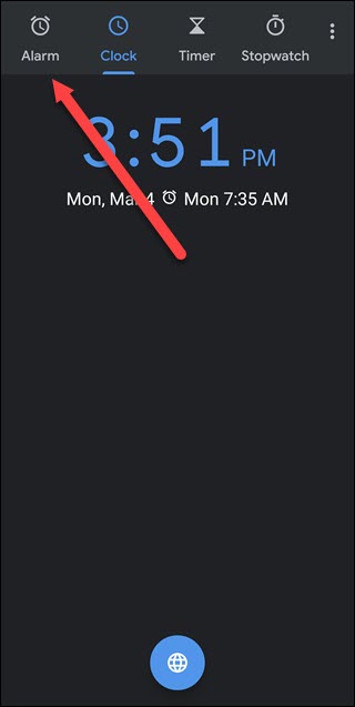 Aplicativo Google Clock com seta apontando para a opção de alarme