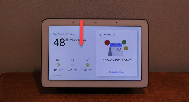Hub do Google Home com uma seta para baixo desenhada na parte superior da tela.