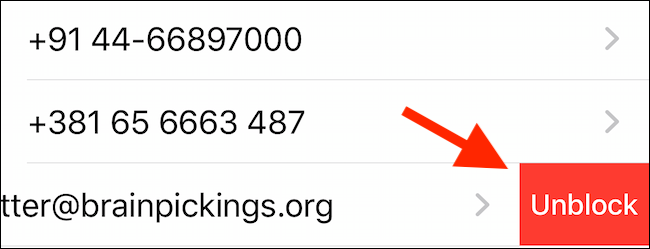 Deslize para a esquerda em um contato e toque em Desbloquear para desbloqueá-lo do aplicativo Mail