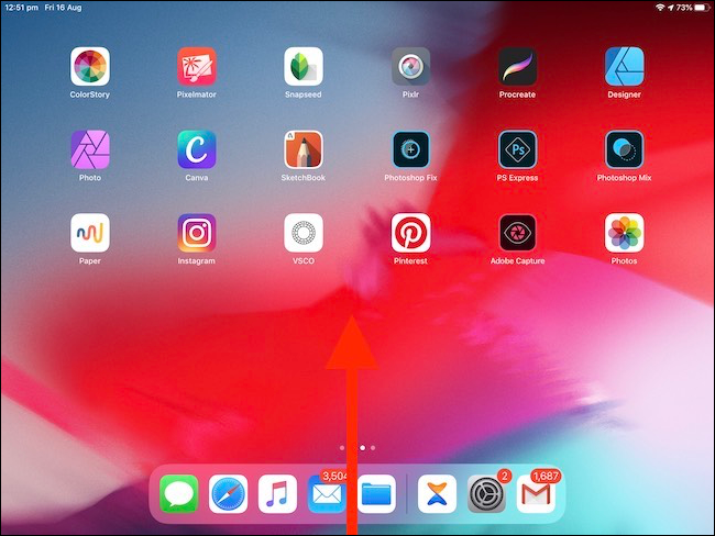 Deslize de baixo para cima na tela do iPad para revelar o App Switcher.