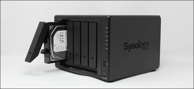 Um Synology NAS com um disco rígido parcialmente removido.