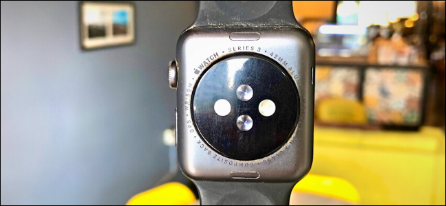 Parte de trás do Apple Watch Série 3 mostrando detalhes sobre o relógio