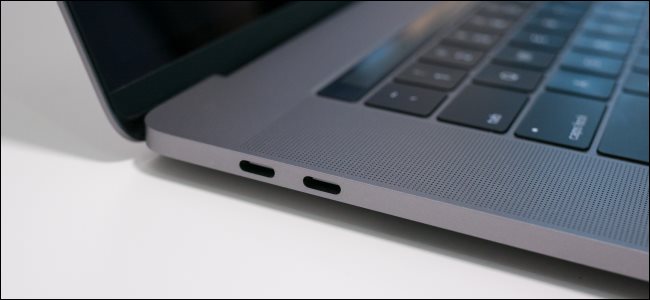 Portas Thunderbolt 3 em um MacBook Pro.