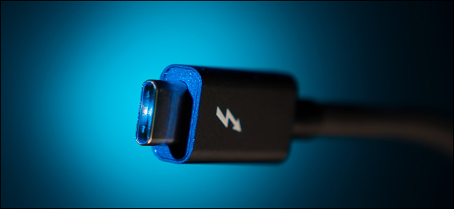 Cabo Thunderbolt 3 preto em um fundo preto com um halo azul.