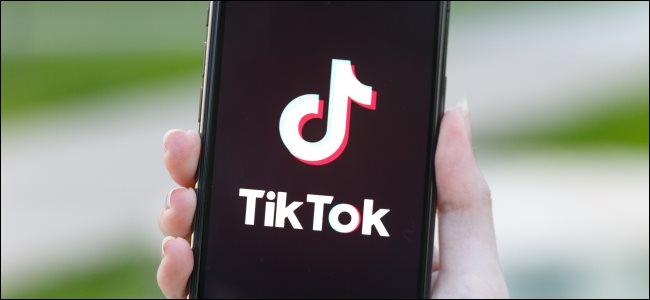 O logotipo TikTok em um iPhone X.