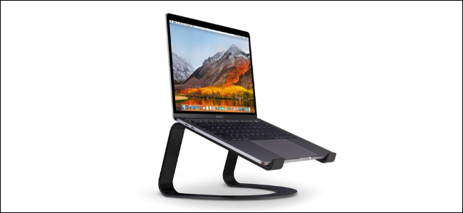 Suporte para laptop da Twelve South Curve com um MacBook instalado. 