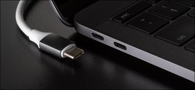 Cabo USB-C próximo a laptop compatível com USB-C