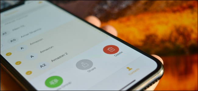 Usuário excluindo vários contatos de uma vez no iPhone