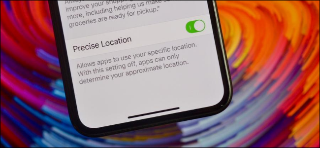 Usuário desativando configurações de localização precisa para um aplicativo no iPhone