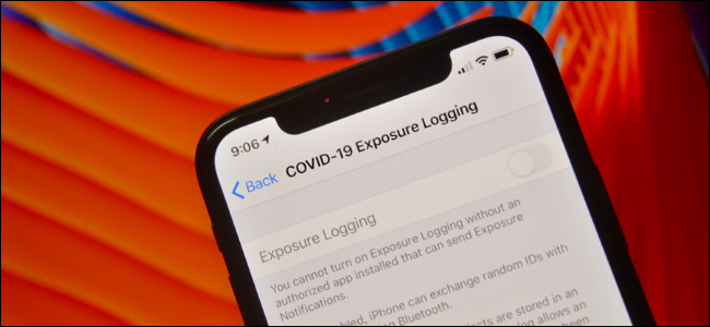 Usuário usando o recurso de registro de exposição para COVID-19 Expsoure Notificações no iPhone