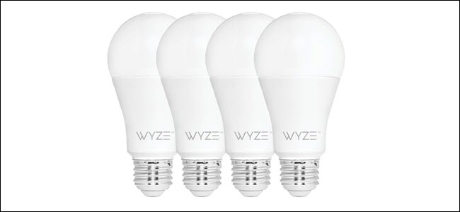 Quatro lâmpadas Wyze em uma fileira.