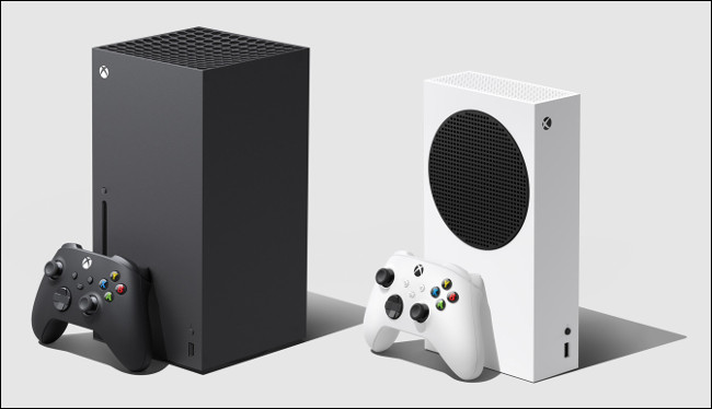Um Xbox Series X e Series S com controladores.