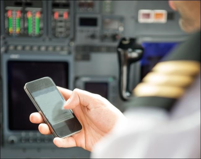 piloto de avião usando smartphone