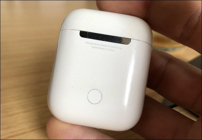 O botão de emparelhamento na parte traseira de uma capa do AirPods.