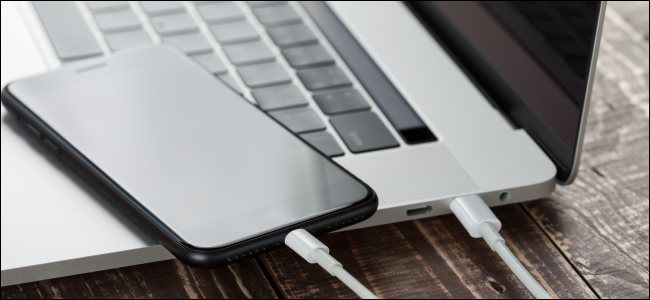 Um iPhone conectado a um MacBook com um cabo Lightning-para-USB-C.