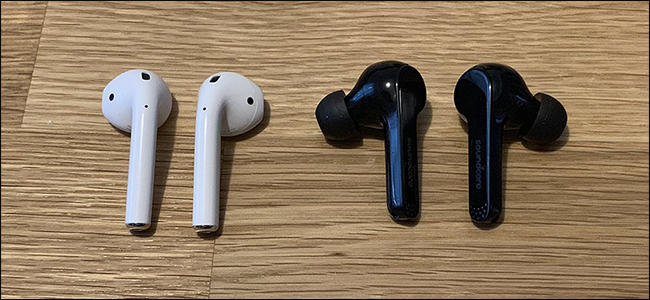 Auscultadores AirPods e Anker's Soundcore Liberty Air