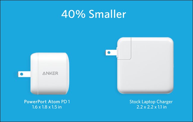 O Anker PowerPort Atom PD 1 ao lado do carregador de laptop de estoque maior.