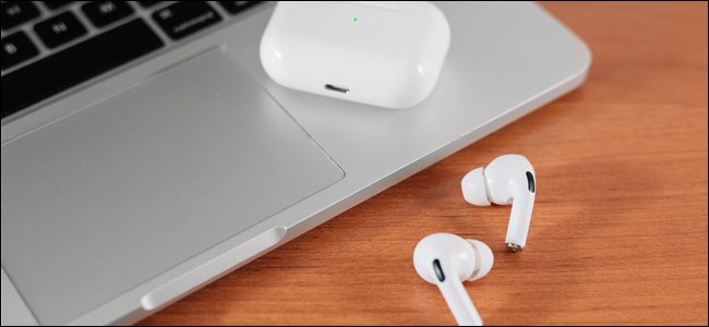 Usuário conectando AirPods e AirPods Pro com Mac