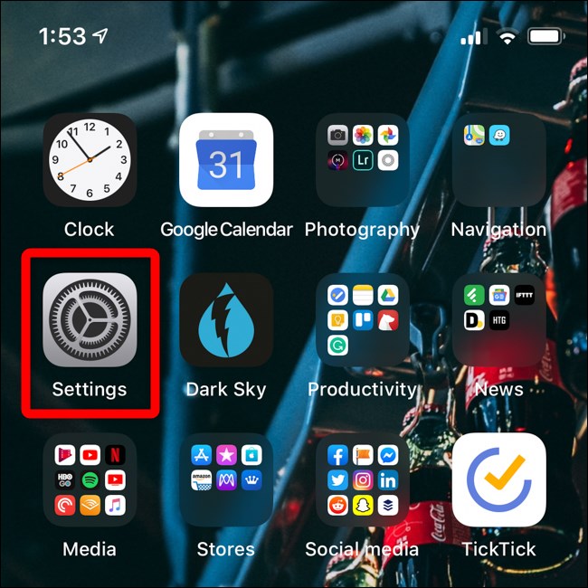 O ícone do aplicativo Ajustes na tela inicial do iPhone.